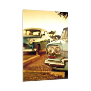Obraz na szkle - Retro samochody w ciepłym świetle zachodu - 50x70cm - Poczekamy, zobaczymy - Nowoczesna dekoracja ścienna do salonu, kuchni i sypialni ARTTOR