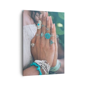 Obraz na płótnie - Dłonie z biżuterią w stylu boho na tle zieleni - 50x70cm - Witaj w centrum bytu - Nowoczesna dekoracja ścienna do salonu, kuchni i sypialni ARTTOR