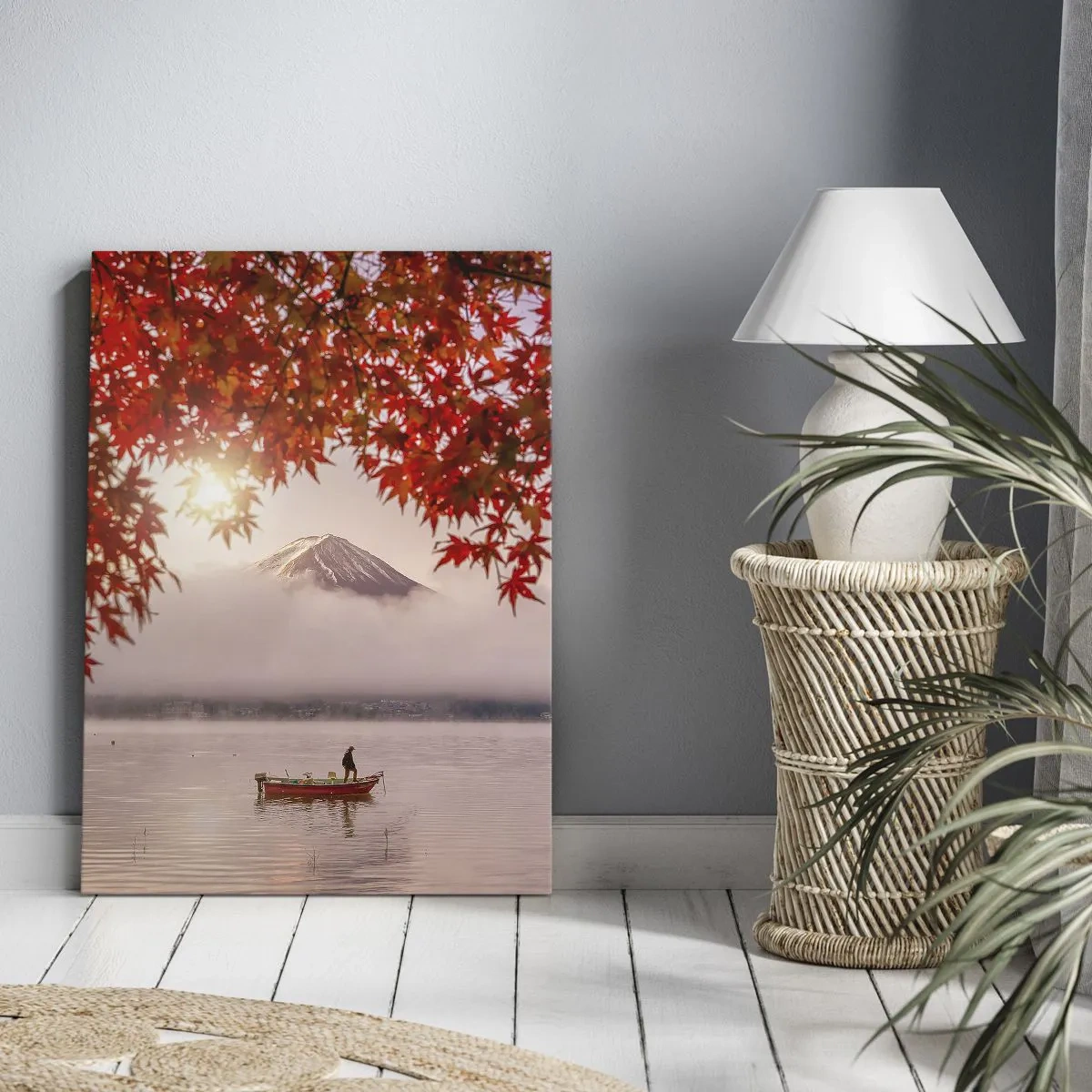 Obraz na płótnie - Jezioro z łodzią, górą Fuji i czerwonymi liśćmi klonu - 50x70cm - W japońskim klimacie - Nowoczesna dekoracja ścienna do salonu, kuchni i sypialni ARTTOR