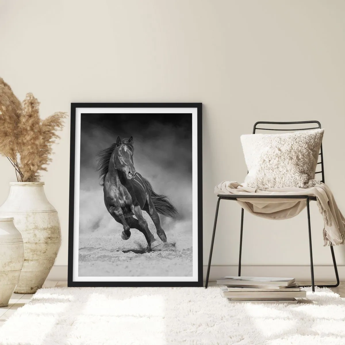 Plakat w czarnej ramie - Czarny koń w dynamicznym biegu - 50x70cm - Godny samego emira - Nowoczesna dekoracja ścienna do salonu i sypialni ARTTOR