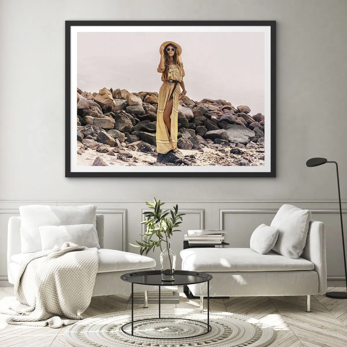 Plakat w czarnej ramie - Kobieta w stylu boho na tle kamienistej plaży - 70x50cm - Magia kamieni - Nowoczesna dekoracja ścienna do salonu i sypialni ARTTOR