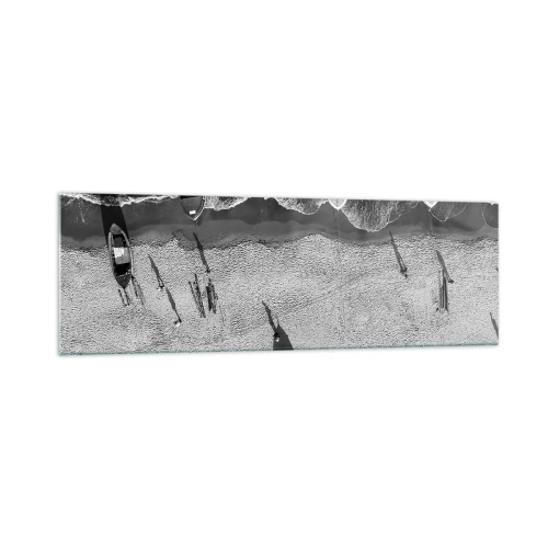 Obraz na szkle - Czarno-biały widok łodzi na plaży z lotu ptaka - 160x50cm - Jeszcze na brzegu… - Nowoczesna dekoracja ścienna do salonu i sypialni ARTTOR