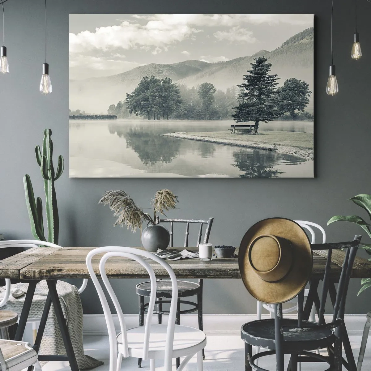 Obraz na płótnie - Malownicze jezioro z ławką i mgłą w tle - 100x70cm - Jezioro jeszcze śpi - Nowoczesna dekoracja ścienna do salonu, kuchni i sypialni ARTTOR