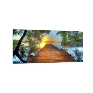 Obraz na szkle - Drewniany pomost otoczony zielenią podczas zachodu słońca - 120x50cm - Nie śpiesz się, usiądź - Nowoczesna dekoracja ścienna do salonu i sypialni ARTTOR