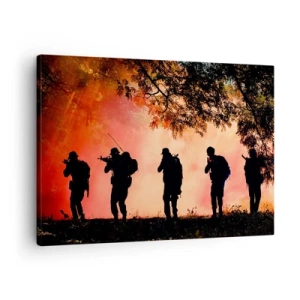 Obraz na płótnie - Sylwetki żołnierzy w lesie na tle pomarańczowego nieba - 70x50cm - …Wszyscy za jednego. - Nowoczesna dekoracja ścienna do salonu i sypialni ARTTOR