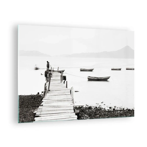 Obraz na szkle - Czarno-biały widok drewnianego pomostu nad jeziorem - 70x50cm - Nad wodą cichą i czystą - Nowoczesna dekoracja ścienna do salonu i sypialni ARTTOR