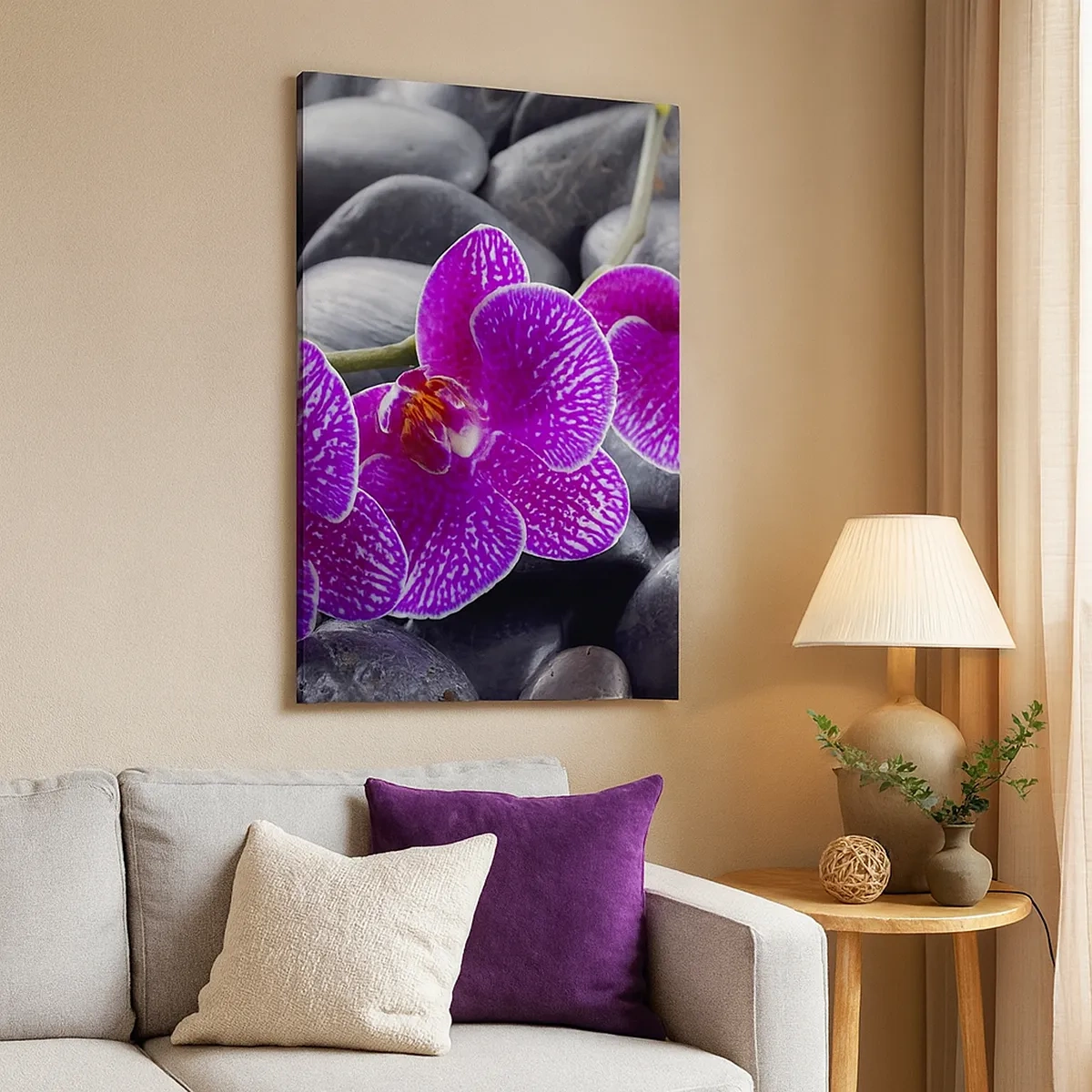 Obraz na płótnie - Fioletowa orchidea na czarnych kamieniach w stylu spa - 50x70cm - Kamienie pojaśniały z zachwytu - Nowoczesna dekoracja ścienna do salonu, kuchni i sypialni ARTTOR