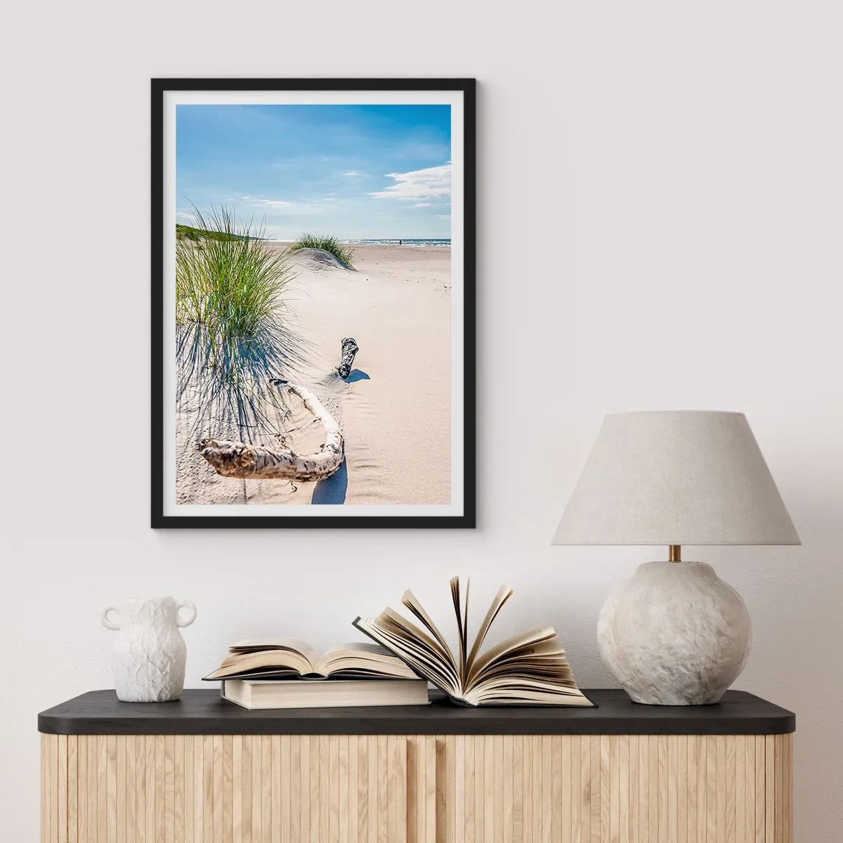 Plakat w czarnej ramie - Plaża z wydmami, trawą i gałęzią w świetle słonecznym - 50x70cm - Najpiękniejsza? Bałtycka - Nowoczesna dekoracja ścienna do salonu i sypialni ARTTOR