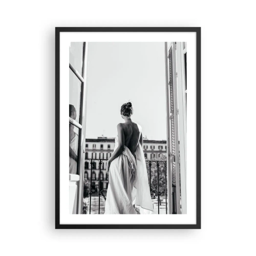 Plakat w czarnej ramie - Kobieta w białej tkaninie na balkonie z widokiem na miasto - 50x70cm - Przebudzenie zmysłów - Nowoczesna dekoracja ścienna do salonu i sypialni ARTTOR