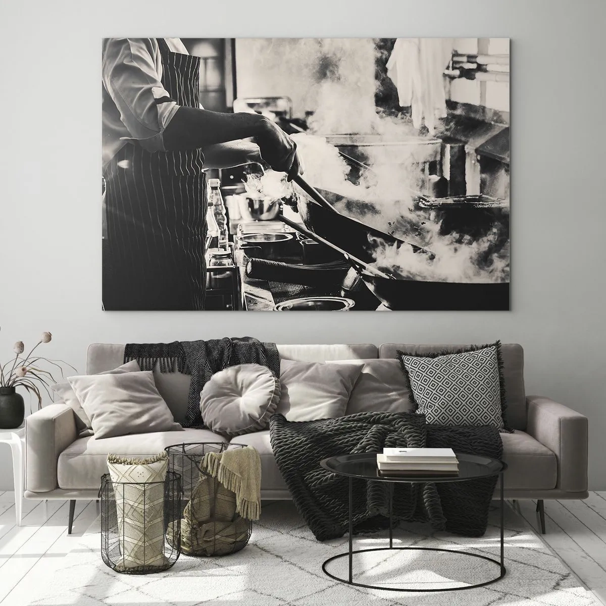 Obraz na szkle - Kucharz w akcji przy patelni w kuchni wypełnionej parą - 120x80cm - Alchemia smaków - Nowoczesna dekoracja ścienna do salonu, kuchni i sypialni ARTTOR