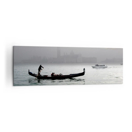 Obraz na płótnie - Gondola płynąca po wodach Wenecji w mglisty poranek z widokiem na miasto - 160x50cm - Bajeczne miasto z wody i mgły - Nowoczesna dekoracja ścienna do salonu i sypialni ARTTOR