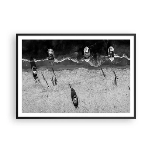 Plakat w czarnej ramie - Czarno-biały widok łodzi na plaży z lotu ptaka - 100x70cm - Jeszcze na brzegu… - Nowoczesna dekoracja ścienna do salonu i sypialni ARTTOR