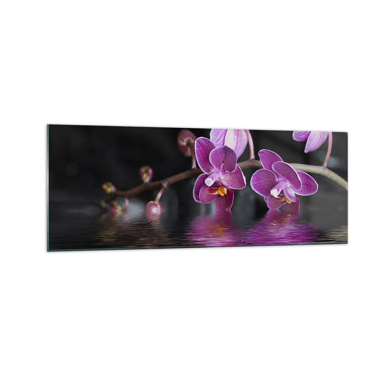 Obraz na szkle - Fioletowe orchidee nad spokojną wodą na tle czarnym - 140x50cm - Liliowe odbicie piękna - Nowoczesna dekoracja ścienna do salonu i sypialni ARTTOR