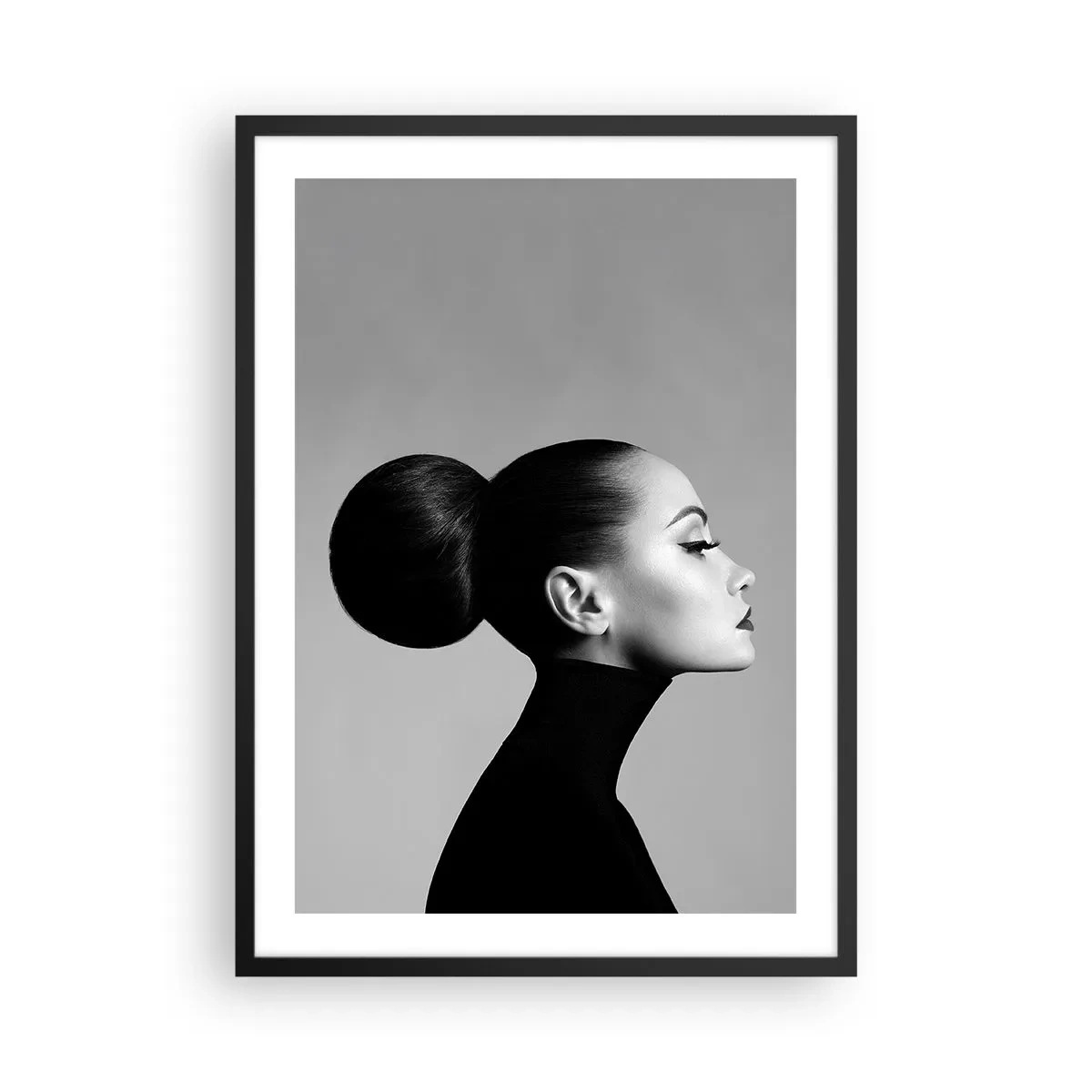 Plakat w czarnej ramie - Profil kobiety w czerni i bieli z eleganckim upięciem włosów - 50x70cm - Współczesna Nefretete - Nowoczesna dekoracja ścienna do salonu i sypialni ARTTOR