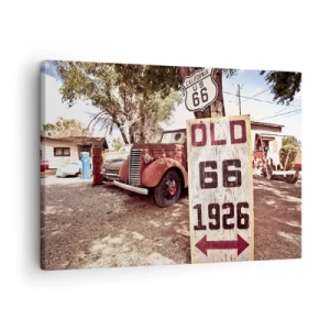 Obraz na płótnie - Retro samochód i znak Route 66 w rustykalnym otoczeniu - 70x50cm - Legenda amerykanskiej prowincji - Nowoczesna dekoracja ścienna do salonu i sypialni ARTTOR