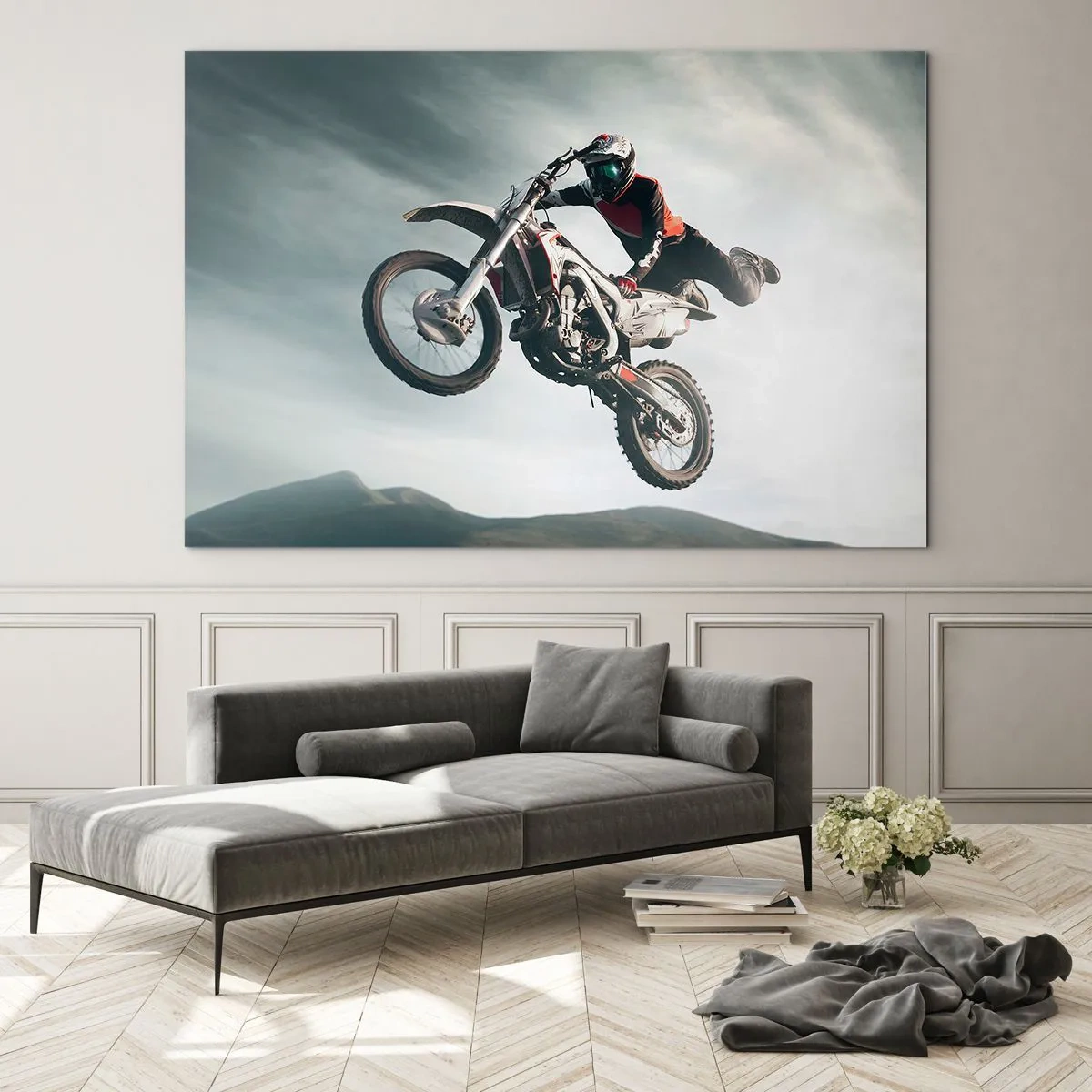 Obraz na szkle - Motocyklista w powietrzu wykonujący akrobację na tle gór - 70x50cm - Nie ma zabawy bez ryzyka - Nowoczesna dekoracja ścienna do salonu i sypialni ARTTOR