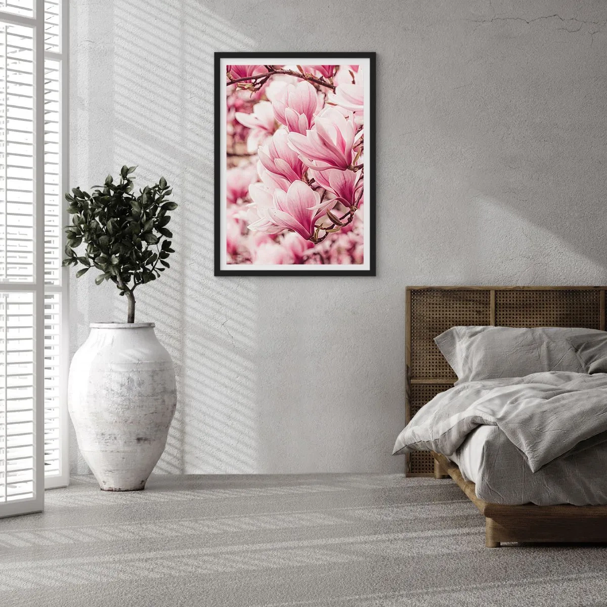 Plakat w czarnej ramie - Romantyczne kwitnące magnolie w delikatnym różu - 50x70cm - Wiosna jest różowa - Nowoczesna dekoracja ścienna do salonu i sypialni ARTTOR