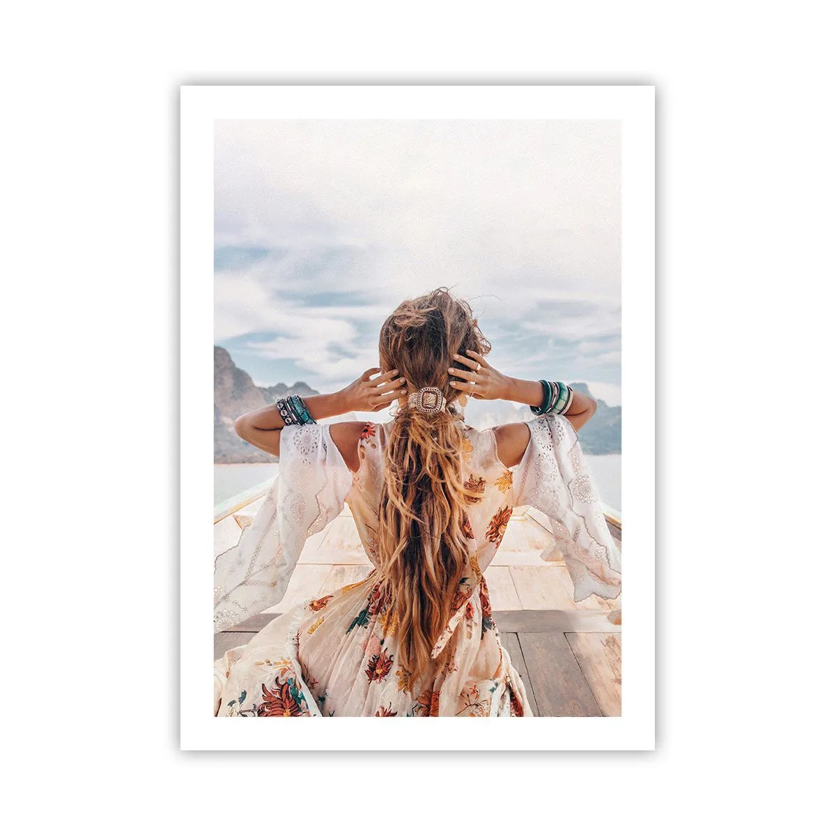 Plakat - Kobieta w sukni boho z widokiem na morze - 50x70cm - W drodze ku szczęściu - Nowoczesna dekoracja ścienna do salonu, kuchni i sypialni ARTTOR