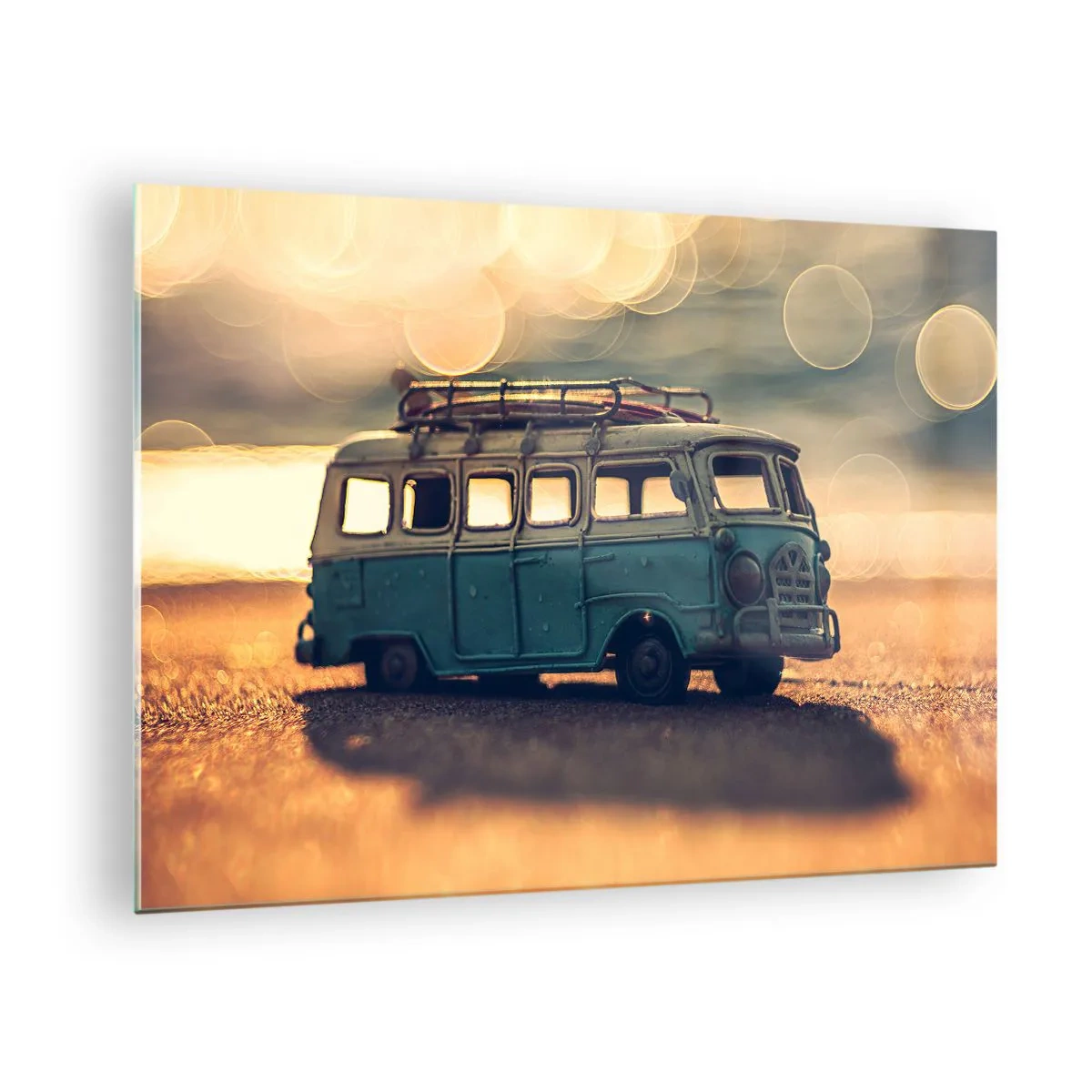 Obraz na szkle - Zabawka bus vintage na plaży o zachodzie słońca - 70x50cm - Koniec bożków: pieniądza i pracy - Nowoczesna dekoracja ścienna do salonu i sypialni ARTTOR