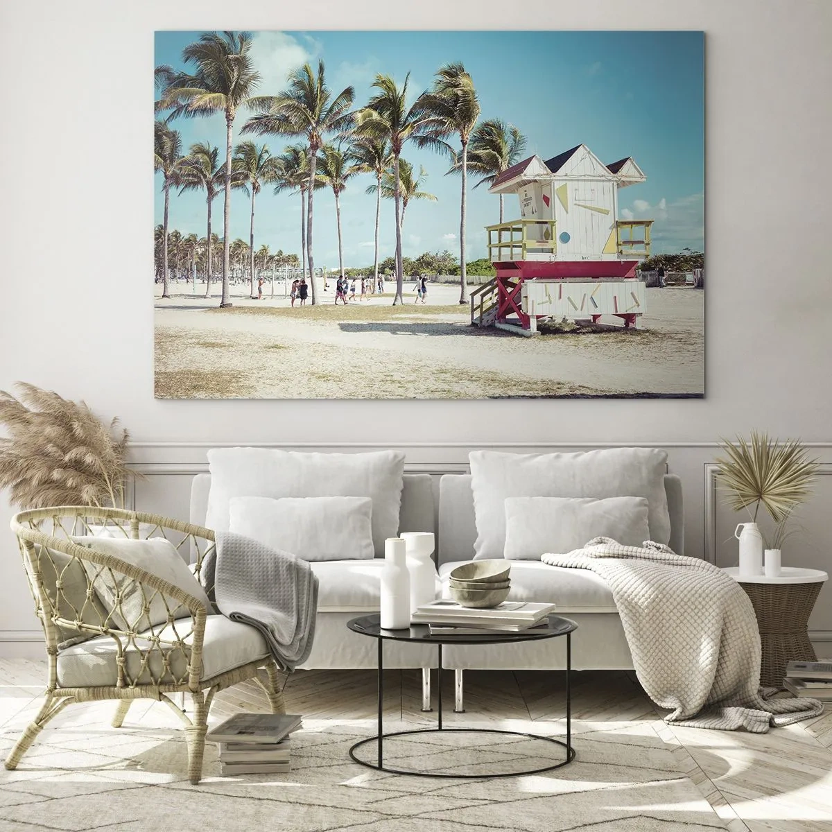 Obraz na szkle - Plaża z palmami i wieżą ratowniczą w słoneczny dzień - 70x50cm - Przed tobą piękny dzień - Nowoczesna dekoracja ścienna do salonu i sypialni ARTTOR