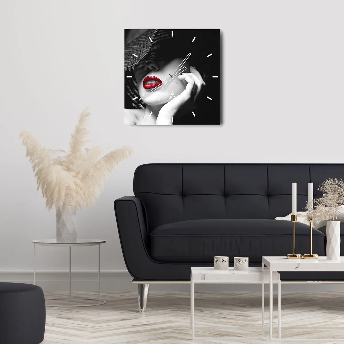 Zegar ścienny - Czarno-biały portret kobiety z czerwonymi ustami - 30x30cm - Studium w szkarłacie - Nowoczesna dekoracja ścienna do salonu i sypialni ARTTOR