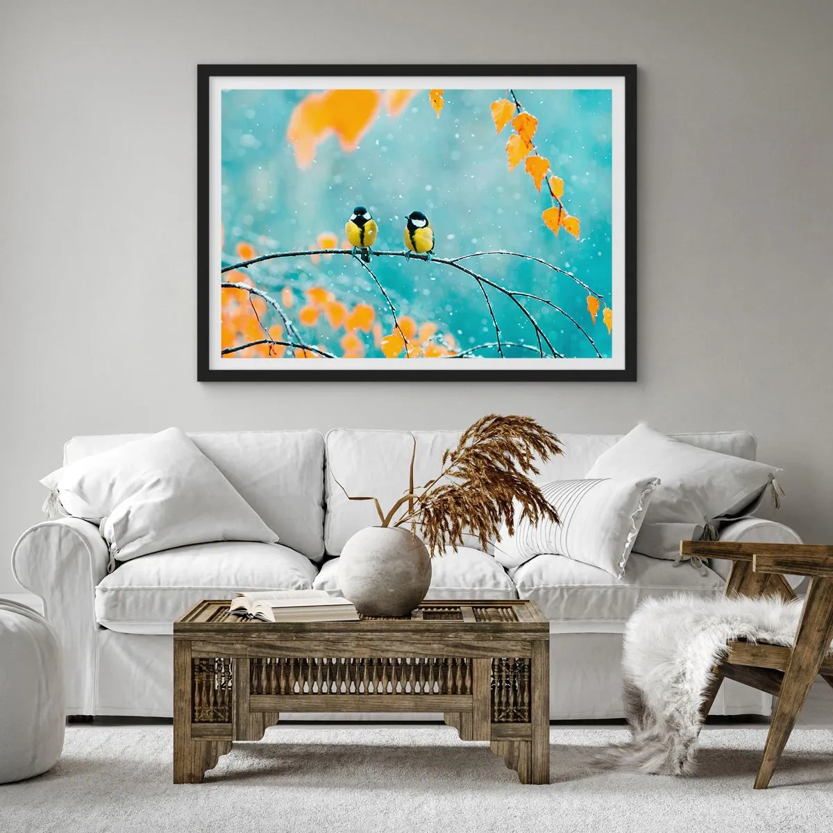 Plakat w czarnej ramie - Dwa ptaki na gałęzi w zimowym otoczeniu z żółtymi liśćmi - 100x70cm - Ptasie plotki - Nowoczesna dekoracja ścienna do salonu i sypialni ARTTOR