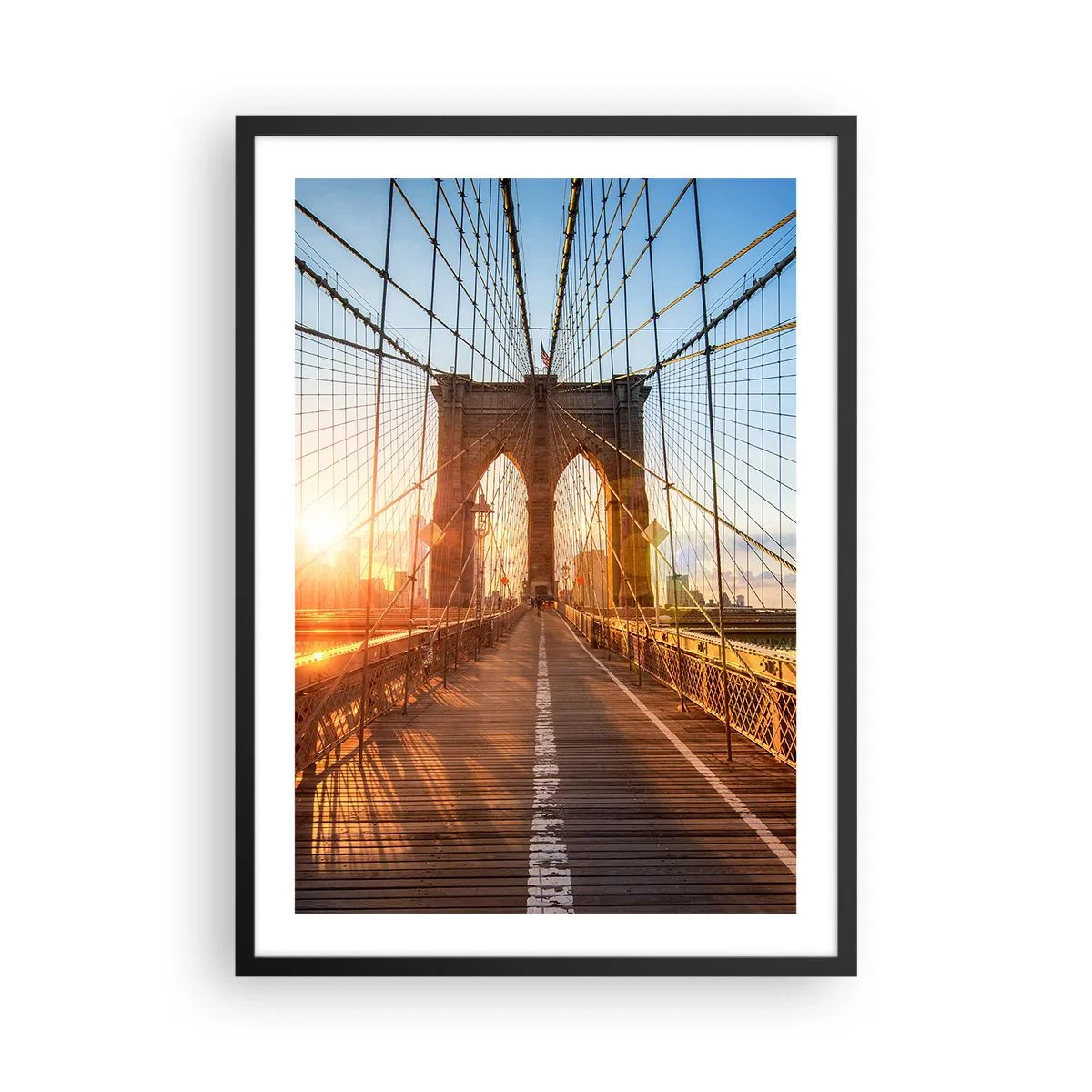 Plakat w czarnej ramie - Brookliński most oświetlony promieniami wschodzącego słońca - 50x70cm - Na złotym moście - Nowoczesna dekoracja ścienna do salonu i sypialni ARTTOR