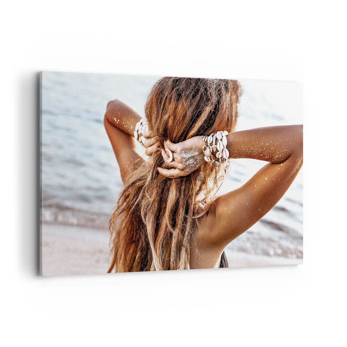 Obraz na płótnie - Kobieta na plaży z włosami rozwianymi w słońcu - 120x80cm - Siostra wody i słońca - Nowoczesna dekoracja ścienna do salonu, kuchni i sypialni ARTTOR