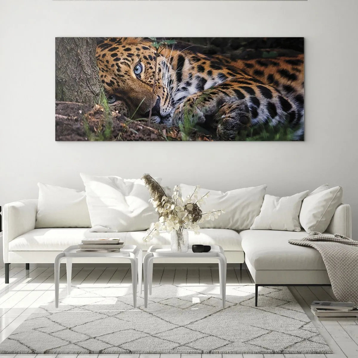 Obraz na szkle - Leżący lampart w cieniu drzew - 120x50cm - Zaufaj mi - Nowoczesna dekoracja ścienna do salonu i sypialni ARTTOR