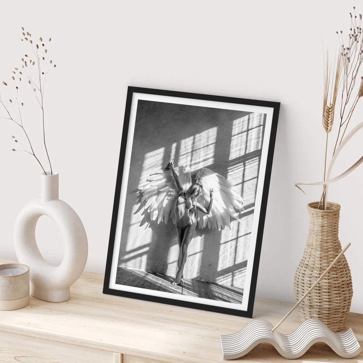 Plakat w czarnej ramie - Czarno-biała fotografia kobiety z anielskimi skrzydłami - 50x70cm - Wprost z nieba - Nowoczesna dekoracja ścienna do salonu i sypialni ARTTOR