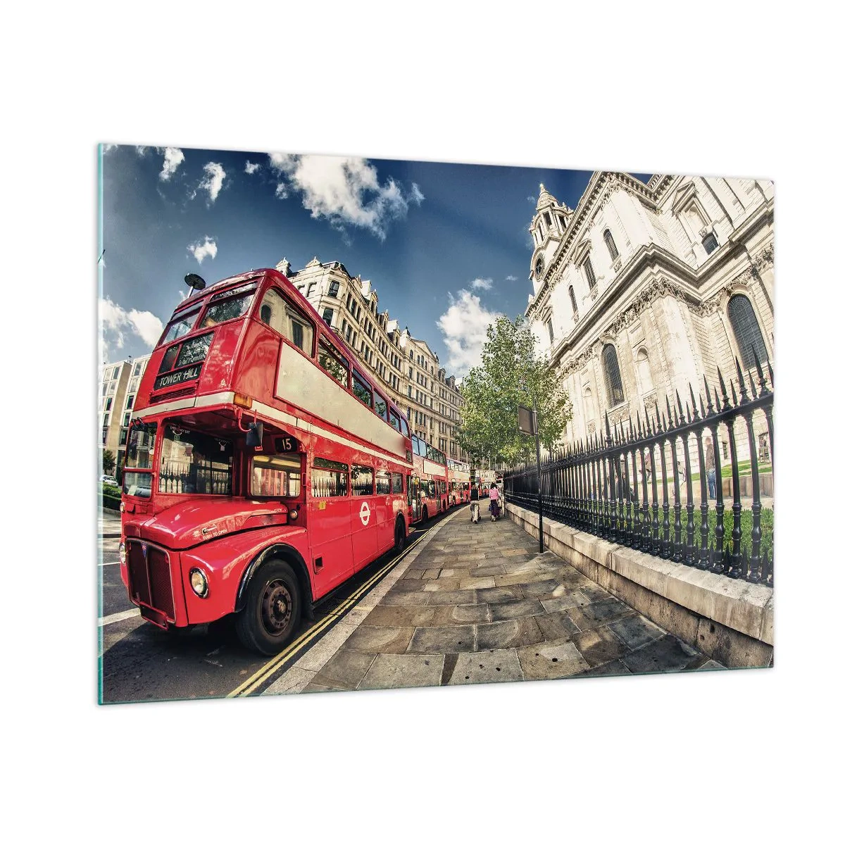 Obraz na szkle - Czerwony autobus piętrowy w miejskiej scenerii - 100x70cm - Londyńska ulica w szarości i czerwieni - Nowoczesna dekoracja ścienna do salonu, kuchni i sypialni ARTTOR