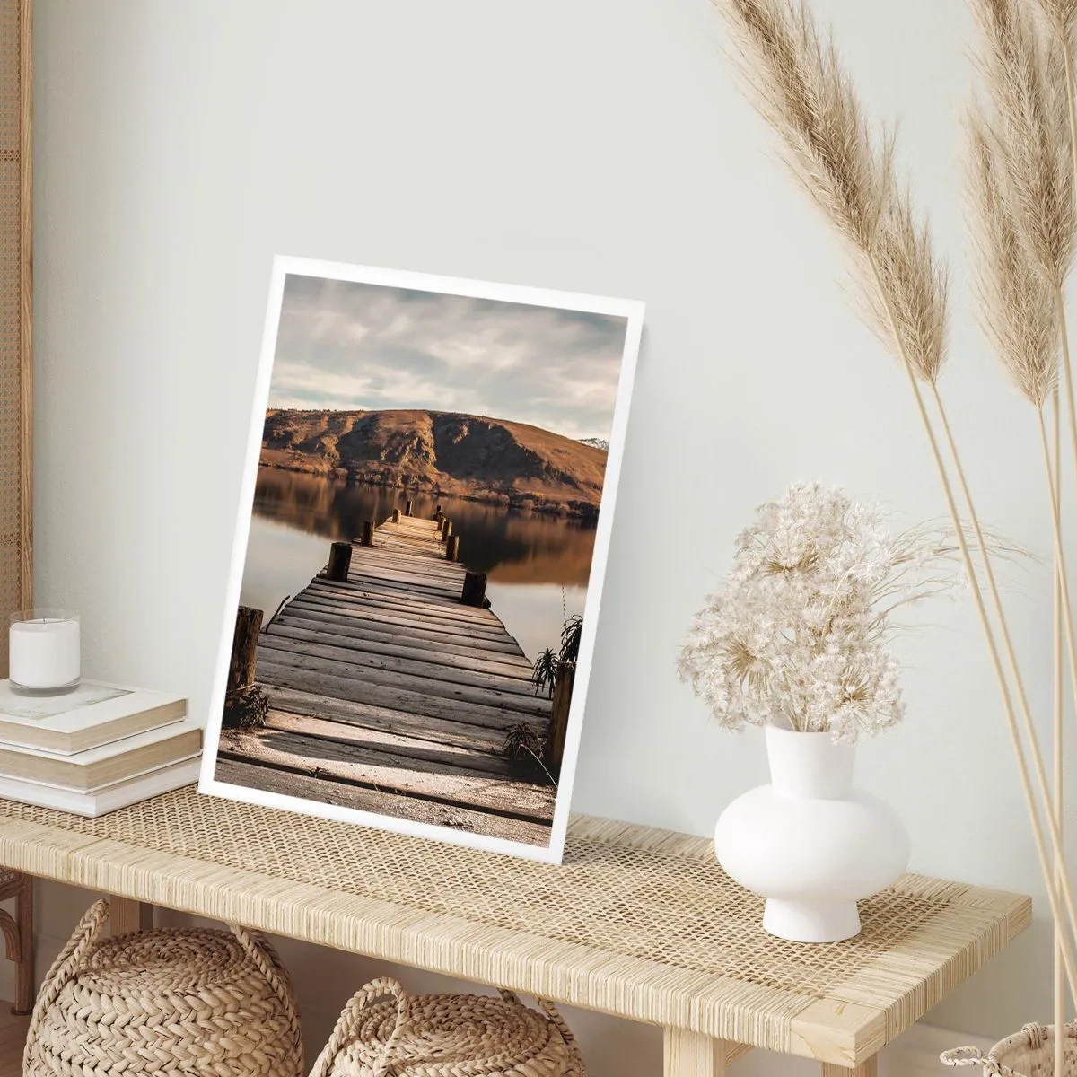 Plakat - Drewniany pomost prowadzący na spokojne jezioro z górskim tłem - 50x70cm - Pejzaż w ciszy - Nowoczesna dekoracja ścienna do salonu, kuchni i sypialni ARTTOR