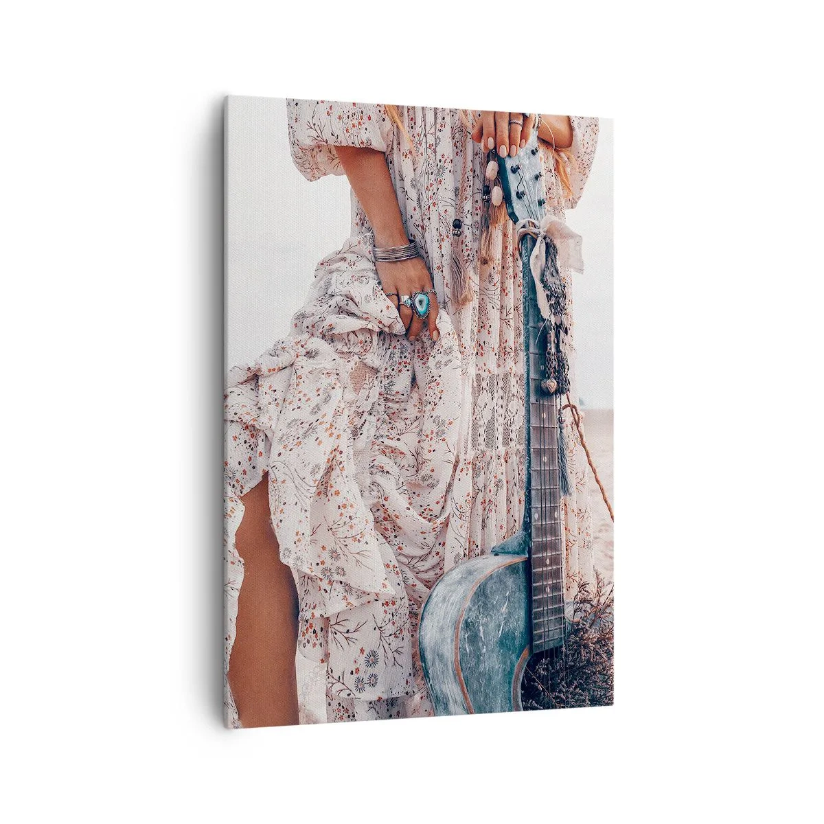 Obraz na płótnie - Kobieta w stylu boho z gitarą na plaży - 70x100cm - Dzieci kwiaty w drodze - Nowoczesna dekoracja ścienna do salonu i sypialni ARTTOR