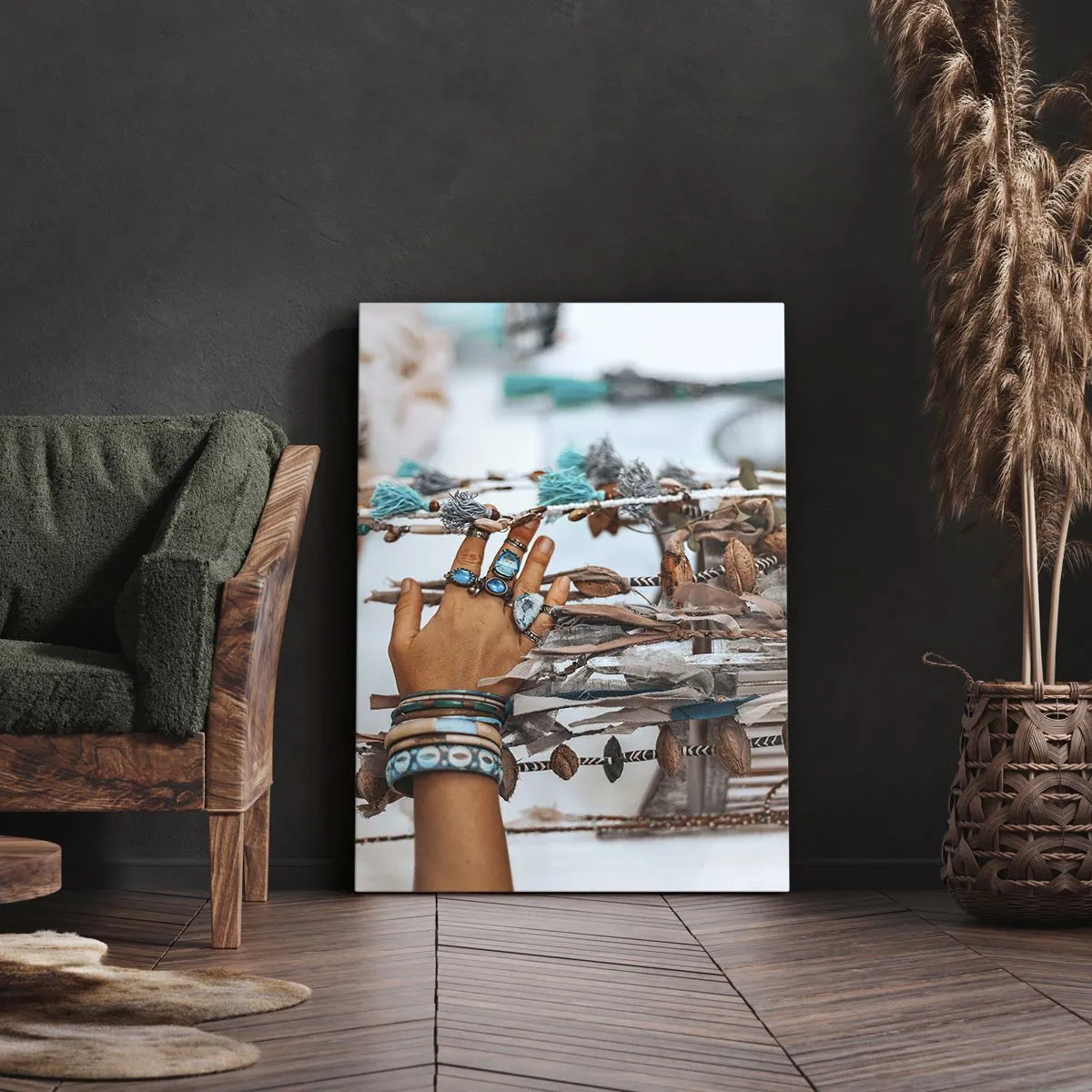 Obraz na płótnie - Ręka ozdobiona biżuterią w stylu boho z dekoracjami w tle - 70x100cm - Lokalne skarby - Nowoczesna dekoracja ścienna do salonu i sypialni ARTTOR