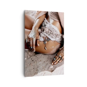 Obraz na płótnie - Kobieta w stylu boho na plaży z biżuterią - 80x120cm - Wyrzucona przez fale? - Nowoczesna dekoracja ścienna do salonu i sypialni ARTTOR