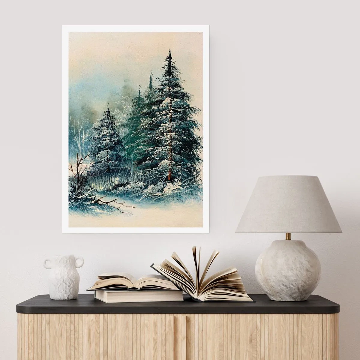 Plakat - Ośnieżone drzewa w zimowym lesie na tle spokojnego nieba - 50x70cm - Gotowe do Świąt - Nowoczesna dekoracja ścienna do salonu, kuchni i sypialni ARTTOR