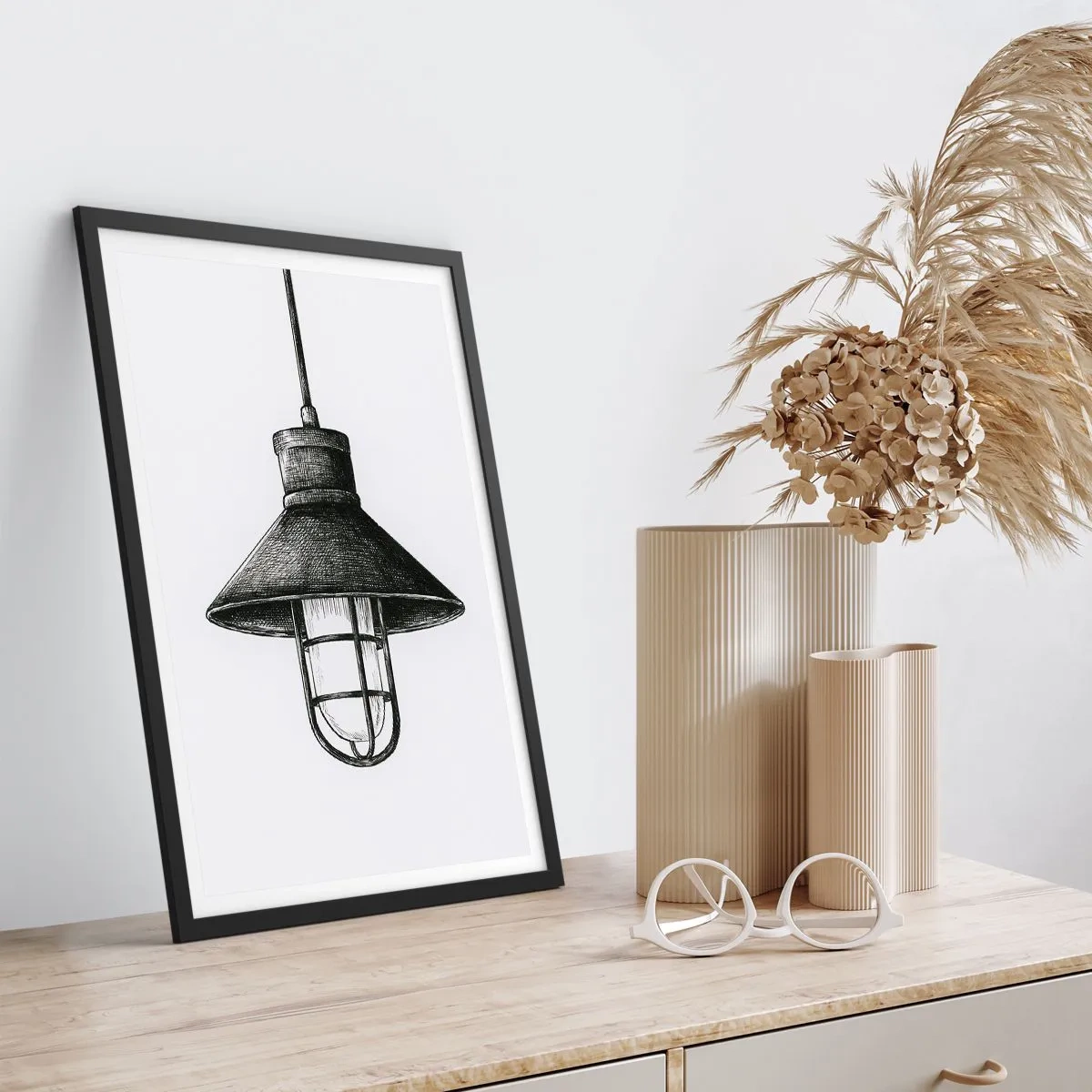 Plakat w czarnej ramie - Szkic industrialnej lampy wiszącej - 50x70cm - Jak przed laty… - Nowoczesna dekoracja ścienna do salonu i sypialni ARTTOR