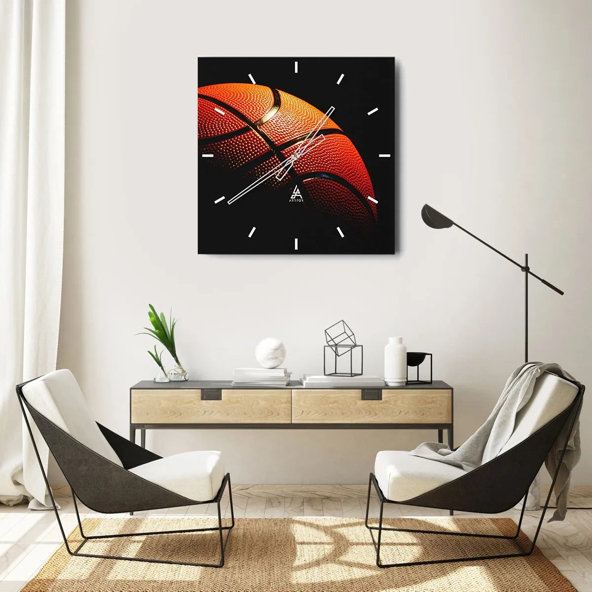 Zegar ścienny - Zbliżenie na piłkę do koszykówki na czarnym tle - 30x30cm - Piękna jak planeta - Nowoczesna dekoracja ścienna do salonu i sypialni ARTTOR