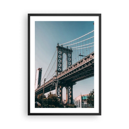 Plakat w czarnej ramie - Most wiszący w nowoczesnym mieście na tle błękitnego nieba - 50x70cm - Nad falami miasta - Nowoczesna dekoracja ścienna do salonu i sypialni ARTTOR