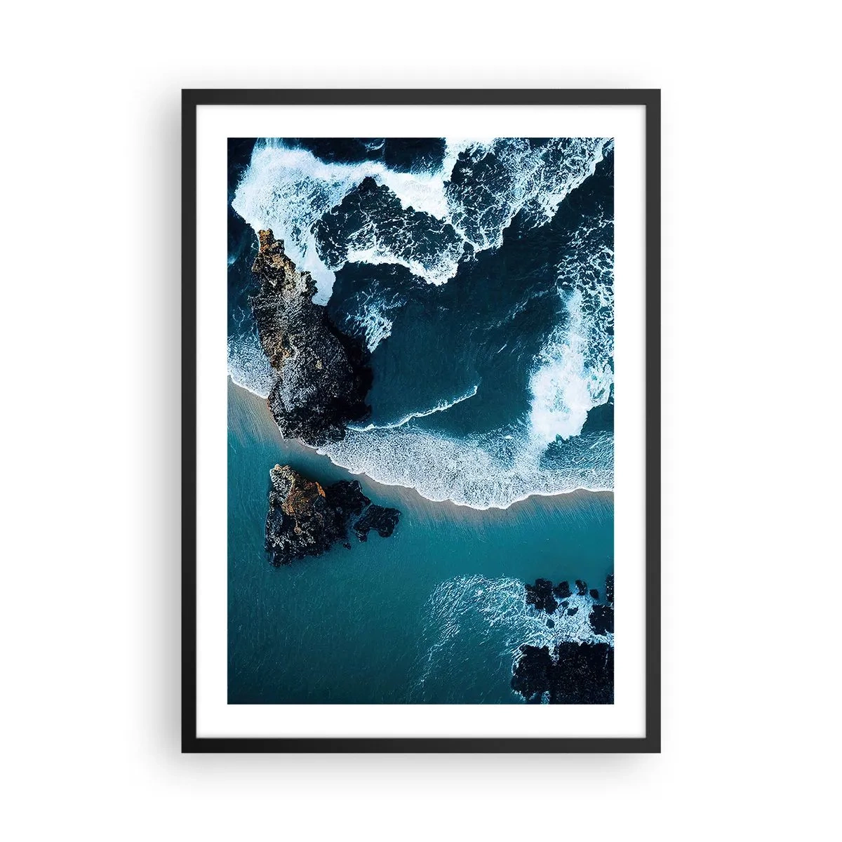 Plakat w czarnej ramie - Widok na oceaniczne fale rozbijające się o skały - 50x70cm - Otulone falami - Nowoczesna dekoracja ścienna do salonu i sypialni ARTTOR