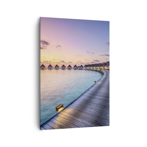 Obraz na płótnie - Molo prowadzące do domków na wodzie przy zachodzie słońca - 70x100cm - Wakacje - powrót do źródeł - Nowoczesna dekoracja ścienna do salonu i sypialni ARTTOR