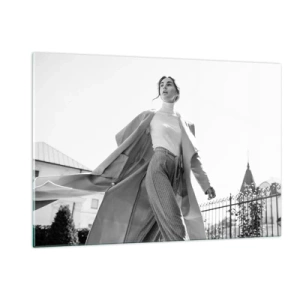Obraz na szkle - Stylowa kobieta w ruchu na tle miejskiej architektury - 120x80cm - Idziesz ze mną? - Nowoczesna dekoracja ścienna do salonu, kuchni i sypialni ARTTOR