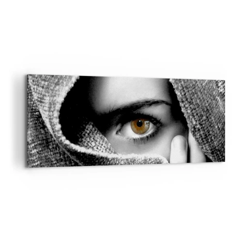 Obraz na płótnie - Portret kobiety z bursztynowym okiem zakrytej tkaniną w odcieniach szarości. - 120x50cm - Poznaj tajemnicę - Nowoczesna dekoracja ścienna do salonu i sypialni ARTTOR