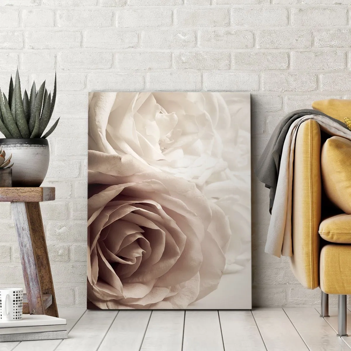 Obraz na płótnie - Zbliżenie na delikatne płatki jasnej róży w subtelnych odcieniach - 50x70cm - W sercu róży - Nowoczesna dekoracja ścienna do salonu, kuchni i sypialni ARTTOR