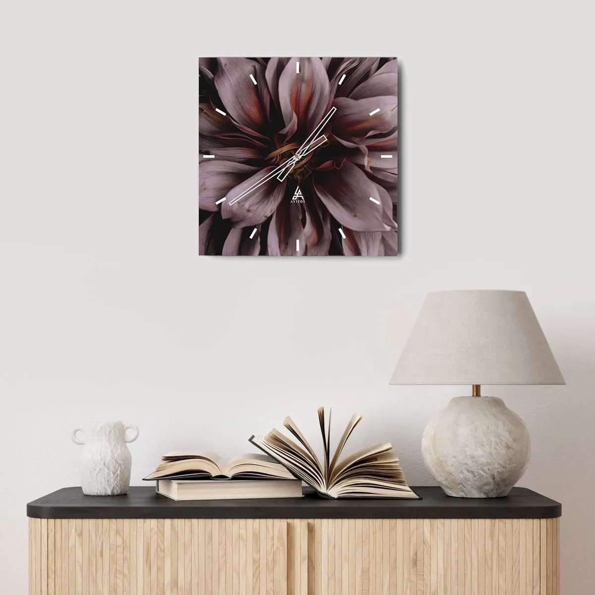 Zegar ścienny - Zbliżenie na detal dużego kwiatu w subtelnych barwach - 30x30cm - Kwietne serce - Nowoczesna dekoracja ścienna do salonu i sypialni ARTTOR