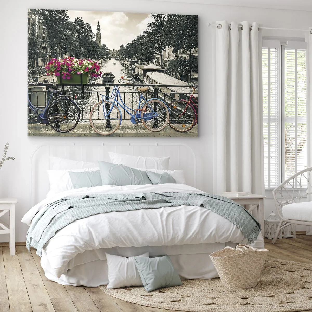 Obraz na płótnie - Most z rowerami i kwiatami nad kanałem w Amsterdamie - 120x80cm - Kolory amsterdamskiej ulicy - Nowoczesna dekoracja ścienna do salonu, kuchni i sypialni ARTTOR