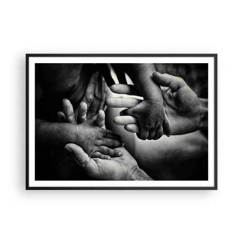 Plakat w czarnej ramie - Czarno-białe dłonie różnych pokoleń - 100x70cm - Być człowiekiem - Nowoczesna dekoracja ścienna do salonu i sypialni ARTTOR