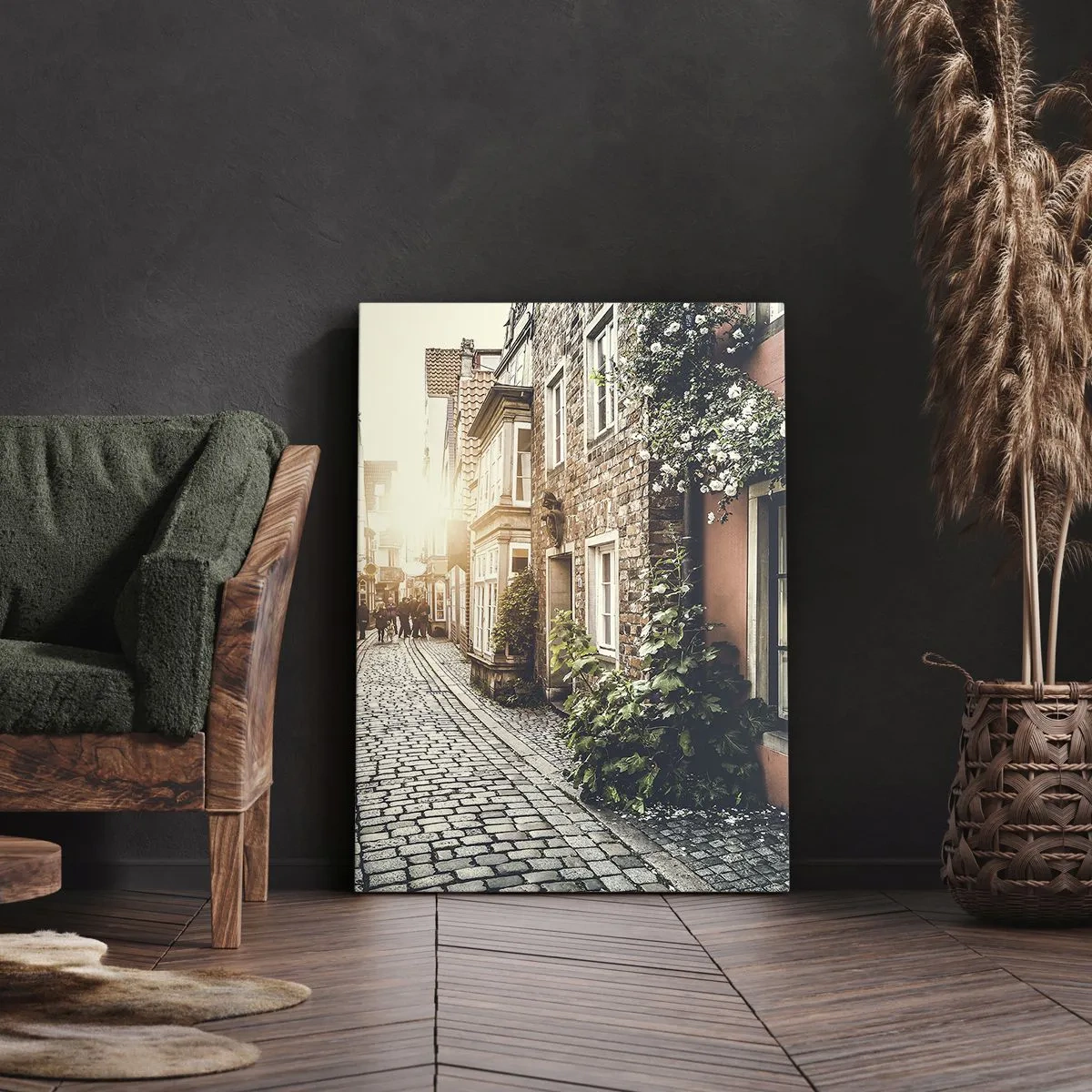 Obraz na płótnie - Różany zaułek w różowym blasku - Urokliwa uliczka w stylu vintage - 50x70cm