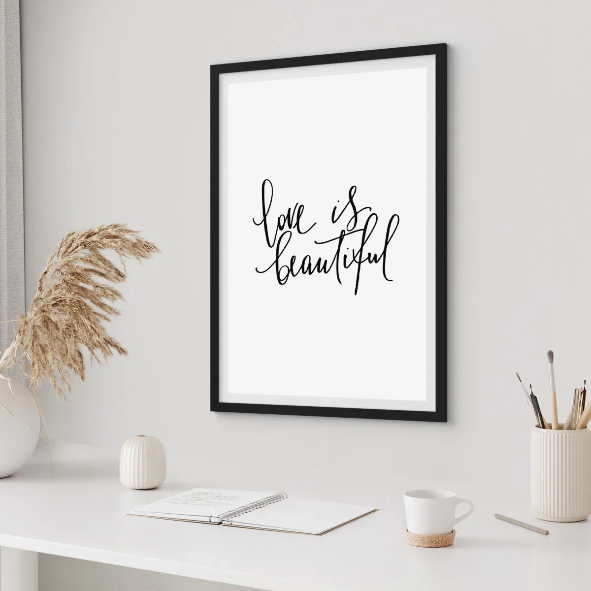 Plakat w czarnej ramie - Love is beautiful - napisy na tle białym - 50x70cm - Czytaj i powtarzaj - Nowoczesna dekoracja ścienna do salonu i sypialni ARTTOR