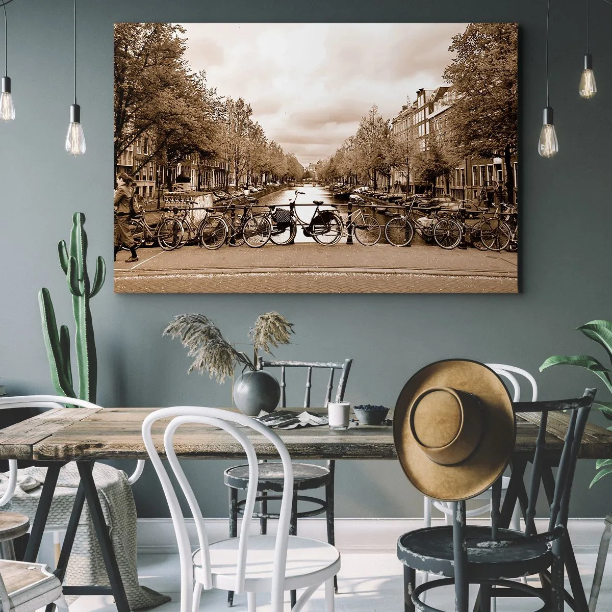 Obraz na płótnie - Rowerowy mostek nad kanałem w sepia - 120x80cm - Holenderskie klimaty - Nowoczesna dekoracja ścienna do salonu, kuchni i sypialni ARTTOR